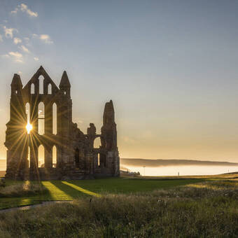 Die gotischen Ruinen von Whitby Abbey © daverhead