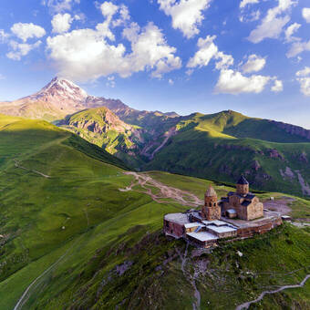 Blick auf Kazbek und Gergeti-Kirche, Georgien ©DmytroKos - stock.adobe.com