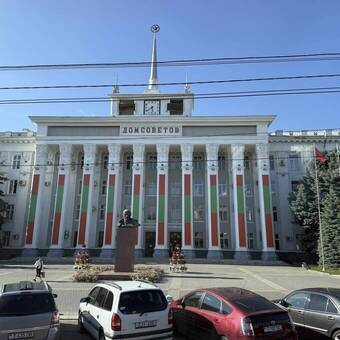 Im Sowjetstil: Rathaus von Tiraspol mit Leninbüste 