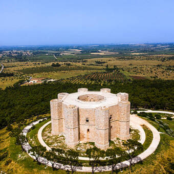 Mächtiges Castel del Monte, Apulien © David Brown - stock.adobe.com