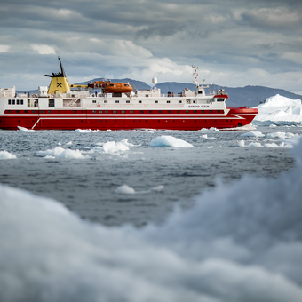  Küstenschiff MS SARFAQ ITTUK in der Diskobucht Photo by Mads Pihl - Visit Greenland