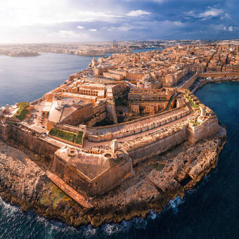 Blick auf das befestigte Valetta mit Fort St. Elmo, Malta ©CatHouseProduction - stock.adobe.com