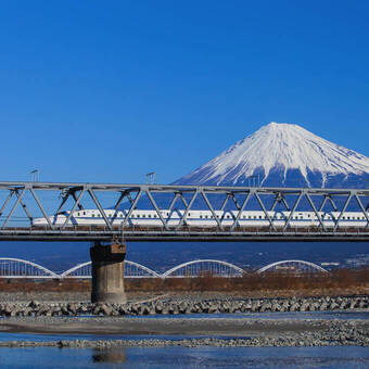 Blick auf den Berg Fuji und den Tokaido Shinkansen in Japan © torsakarin - stock.adobe.com