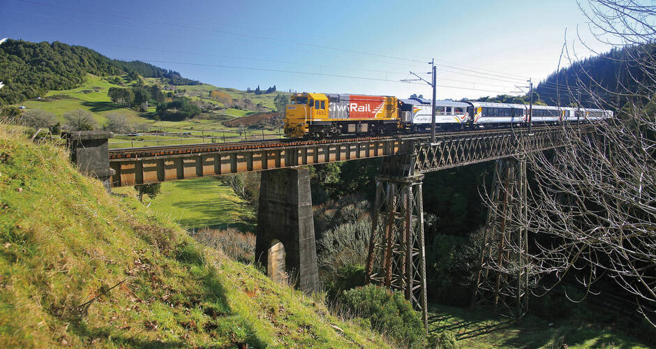 Der NORTHERN EXPLORER auf der Waiteti Brücke 