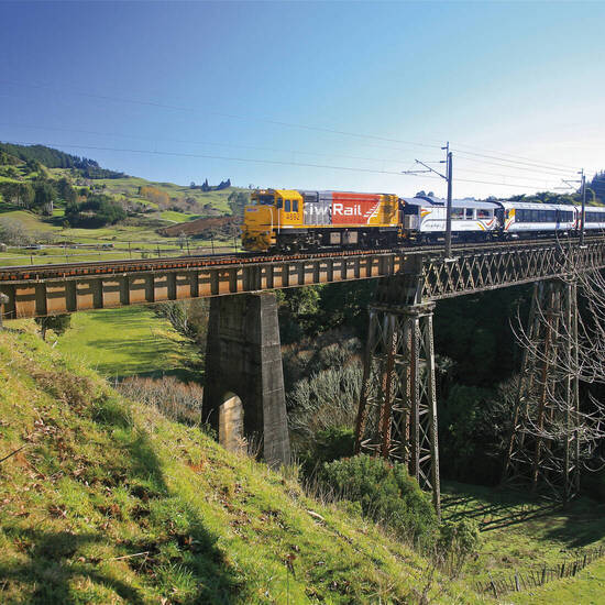 Der NORTHERN EXPLORER auf der Waiteti Brücke 