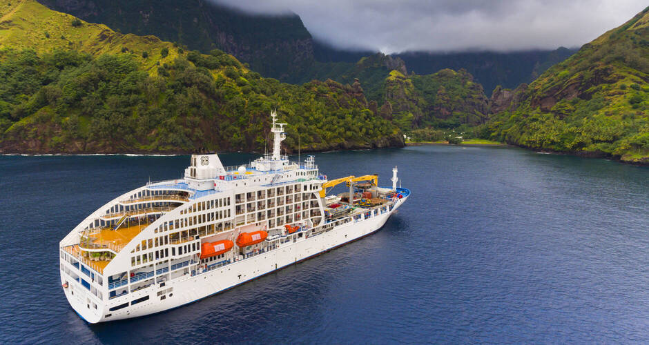 Die ARANUI vor Fatu Hiva 