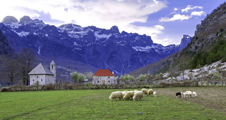 Blick auf das Dorf Theth in Nordalbanien 