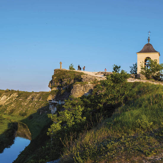 Felsenkloster von Orheil-Vechi über dem Fluss Reut 