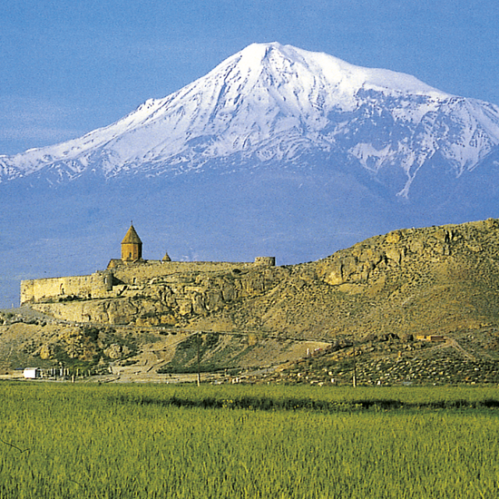 Das Kloster Chor Wirab vor dem Panorama des Ararat 