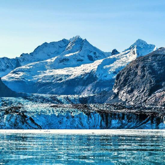Panoramablick in der Glacier-Bucht vom Kreuzschiff, das in Richtung zum Johns Hopkins-Gletscher im Sommer in Alaska, USA kreuzt. Banner Panorama Ernte. © Maridav - stock.adobe.com
