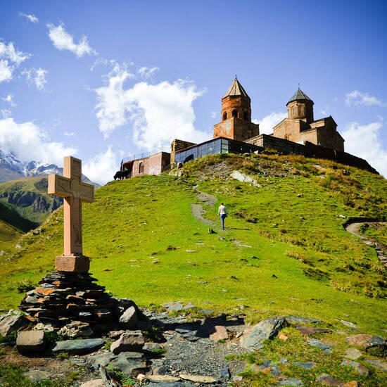 Dreifaltigkeitskirche in Gergeti, Georgien ©alvaso - stock.adobe.com