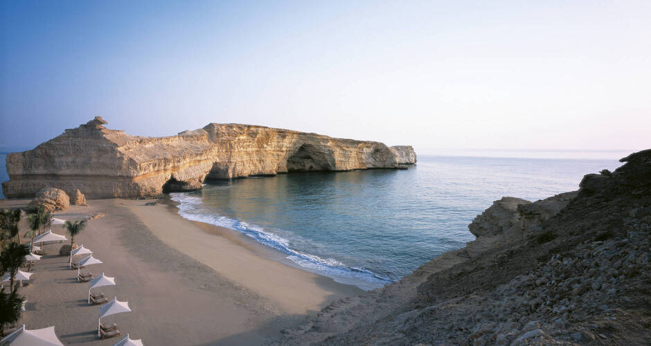 Erholsam ruhiger Strand in der Nähe von Muscat 