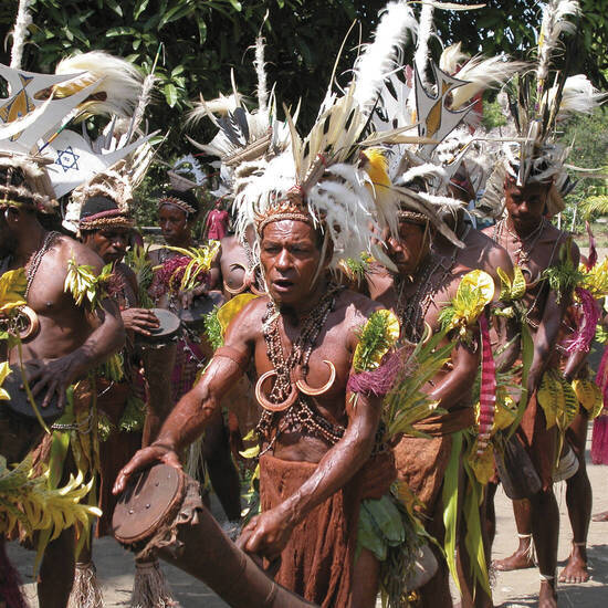 Farbenprächtiges Masken-Festival 