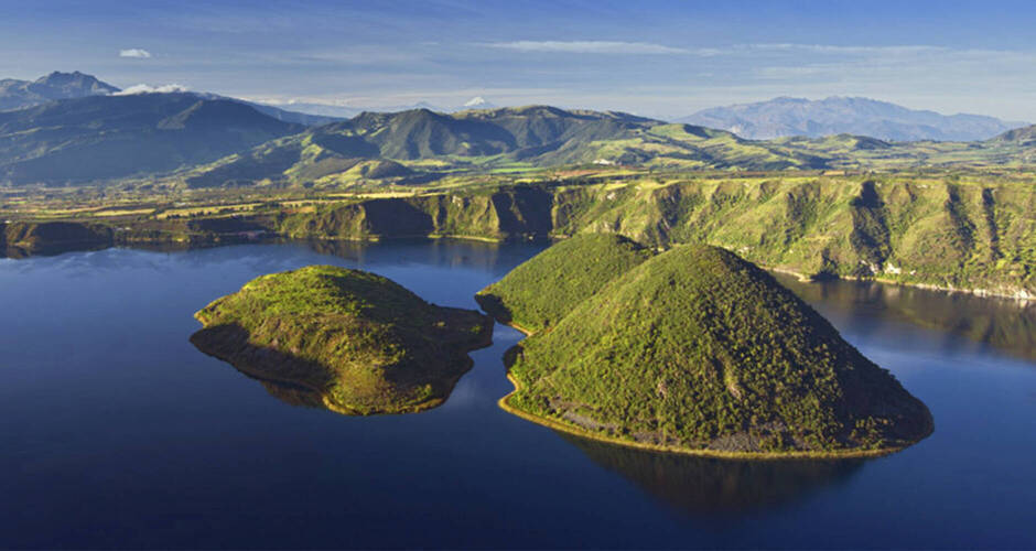 Blick auf den Cuicocha-See mit seinen grünen Inseln 