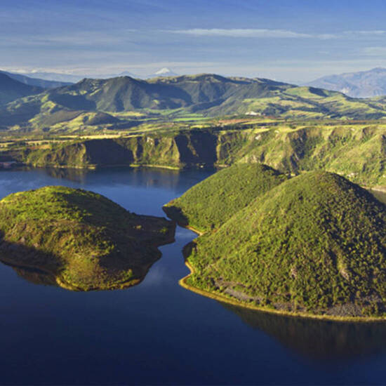 Blick auf den Cuicocha-See mit seinen grünen Inseln 