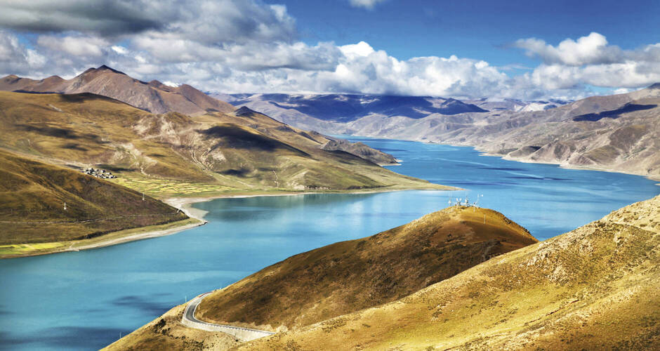 Blau leuchtender Yamdrok-See in Tibet 
