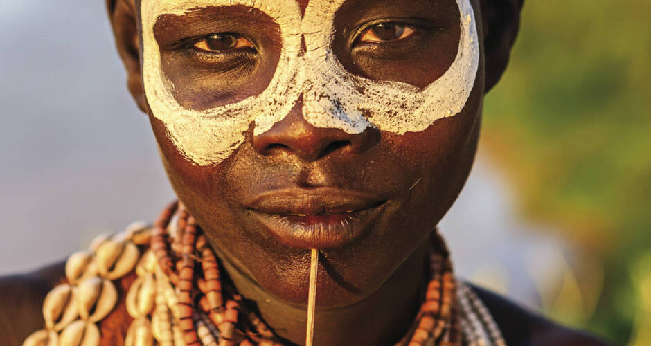 Porträt der Frau vom Stamm der Karo, Äthiopien, Afrika 