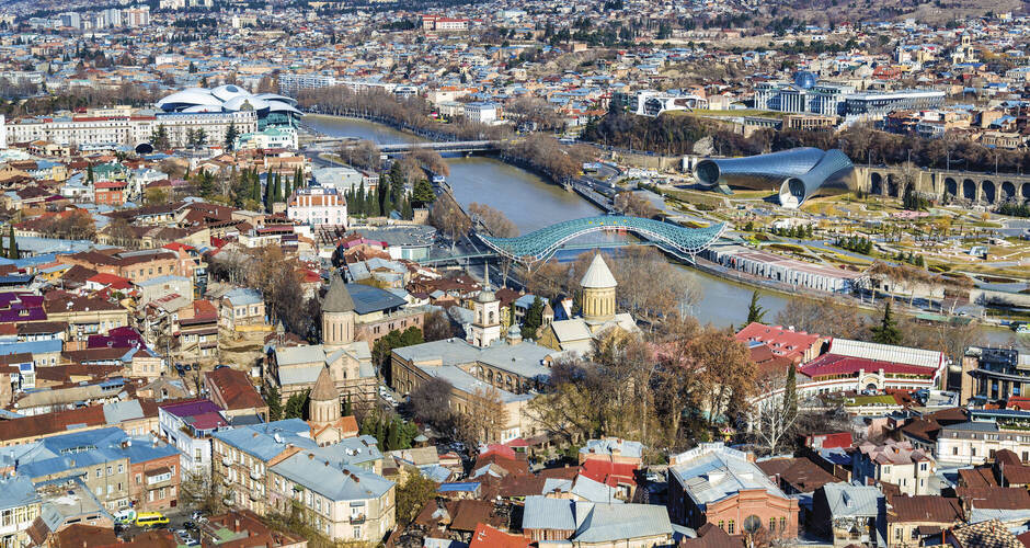 Blick auf Tiflis mit dem Fluss Kura 