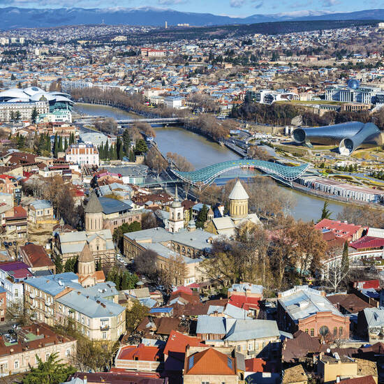 Blick auf Tiflis mit dem Fluss Kura 