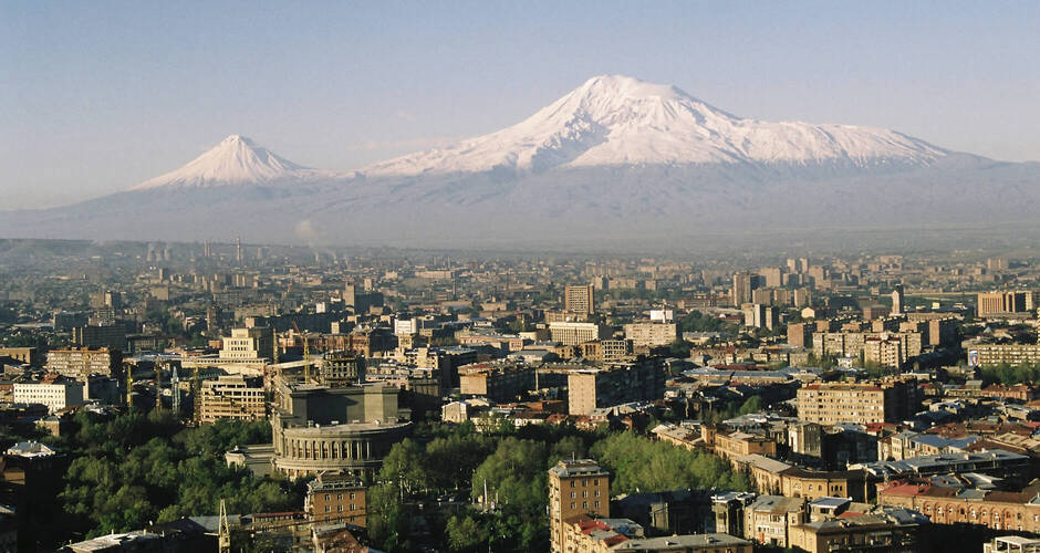 Blick auf Eriwan mit kleinem und großen Ararat 
