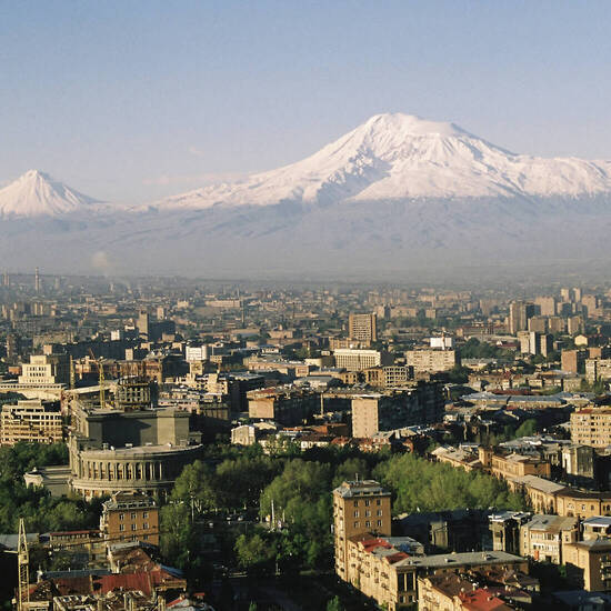 Blick auf Eriwan mit kleinem und großen Ararat 