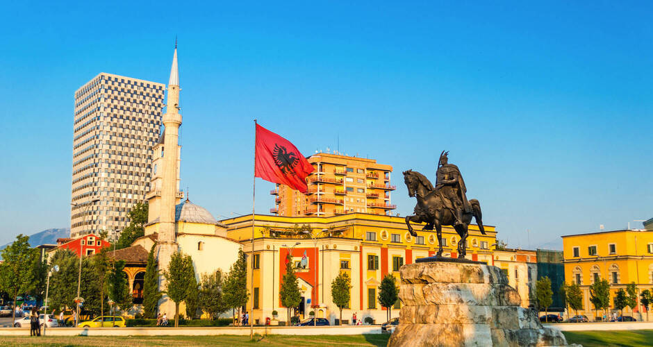 Skanderbeg-Quadrat mit Flagge, Skanderbeg Denkmal und die Ethem Bey Moschee im Zentrum von Tirana,Albanien. ©andrii_lutsyk - stock.adobe.com