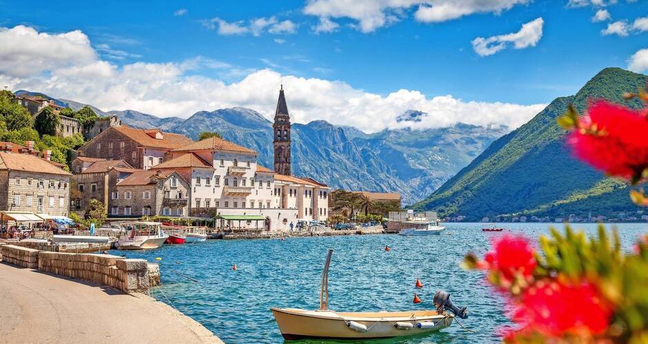 Das traumhaft gelegene Perast in der Bucht von Kotor  © JFL Photography - stock.adobe.com
