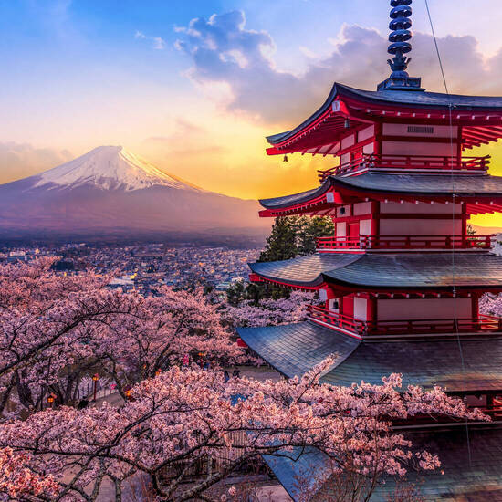 Aussicht auf den Berg Fuji und die Chureito Pagode ©THATREE - stock.adobe.com