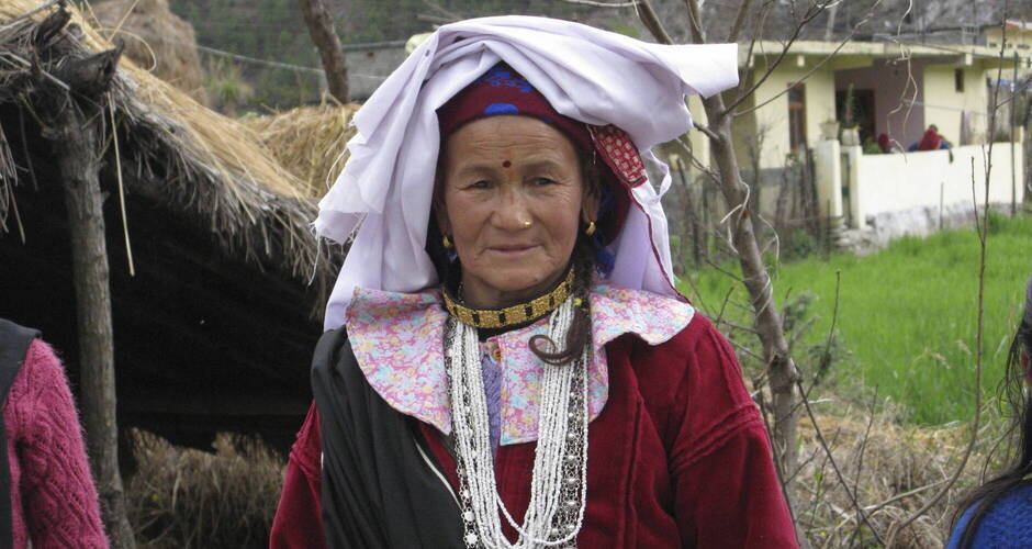 Frau in traditioneller Kleidung in einem Dorf in Kumaon 
