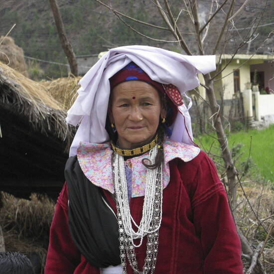 Frau in traditioneller Kleidung in einem Dorf in Kumaon 