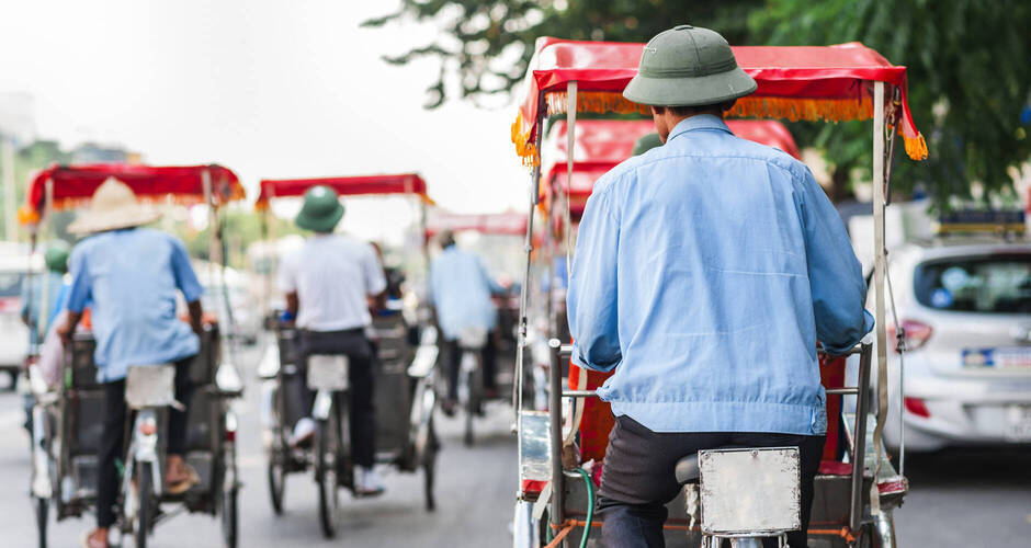 traditionell mit einer Riksha durch die Straßen von Hanoi © studiolaska - stock.adobe.com