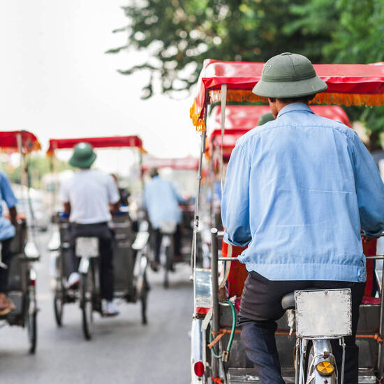 traditionell mit einer Riksha durch die Straßen von Hanoi © studiolaska - stock.adobe.com