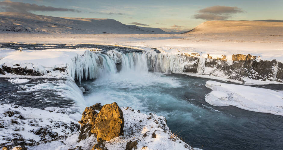 Godafoss Wasserfall im Winterkleid 
