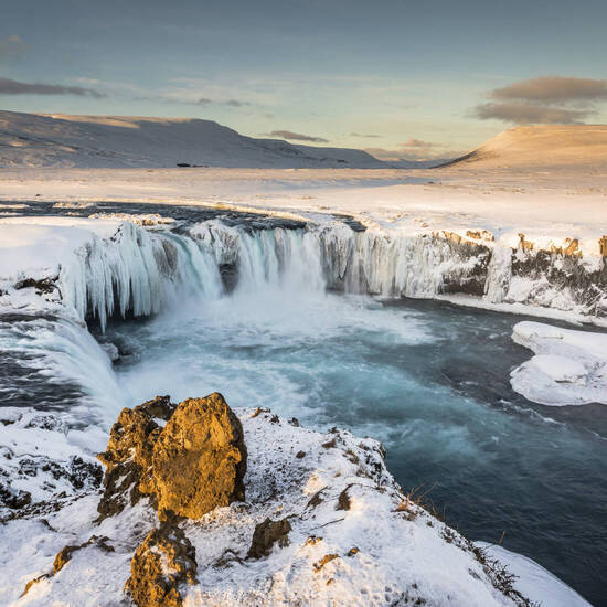 Godafoss Wasserfall im Winterkleid 