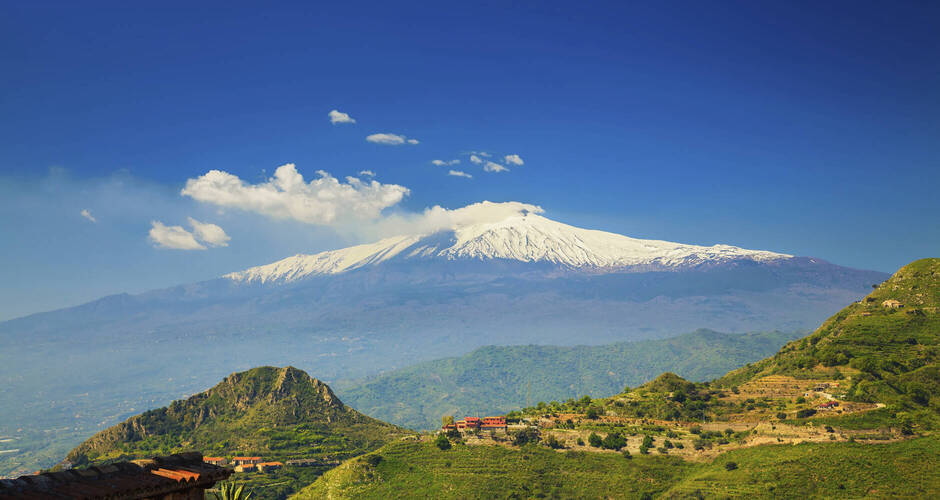 Blick auf den wunderschönen Vulkan Ätna von der Stadt Castelmola, Sizilien, Italien 