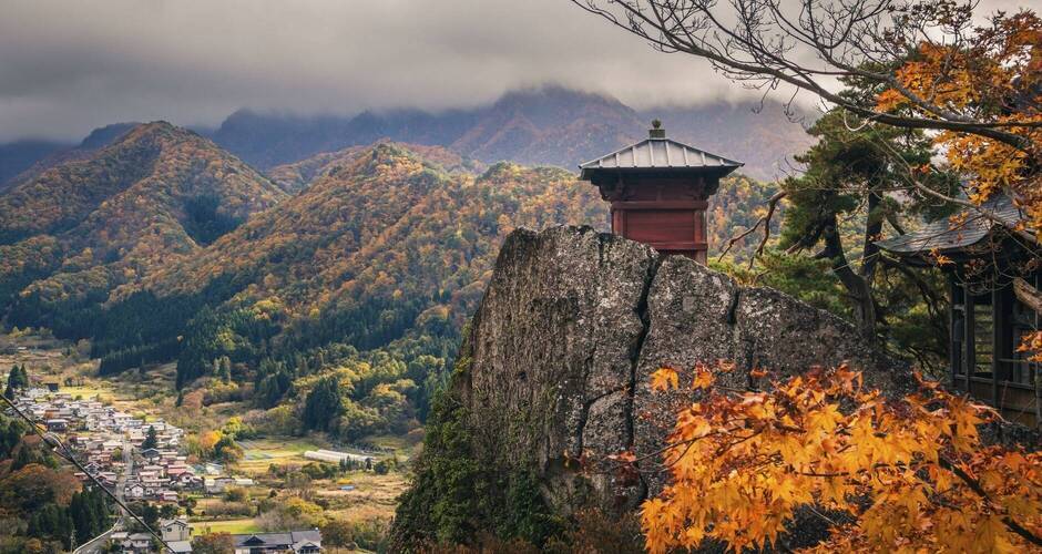 Der mystische Bergtempel in Yamagata mauritius images / Alamy Stock Photos