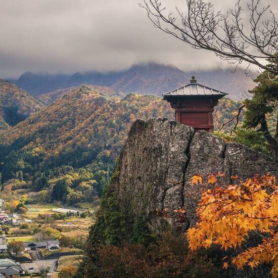 Der mystische Bergtempel in Yamagata mauritius images / Alamy Stock Photos