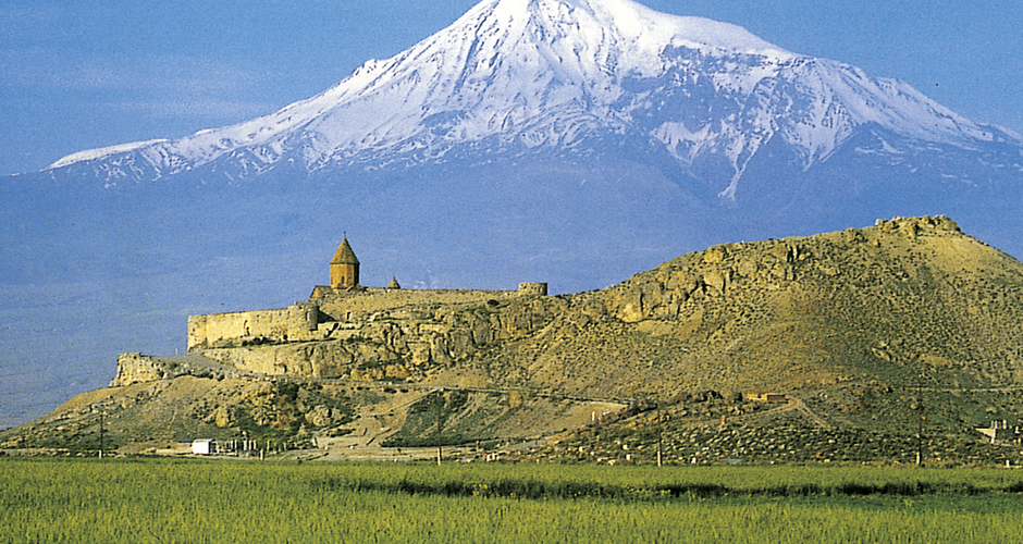Das Kloster Chor Wirab vor dem Panorama des Ararat 