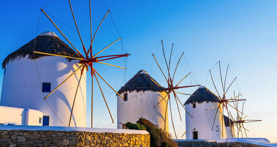 Windmühlen der Stadt Mykonos © aetherial - stock.adobe.com