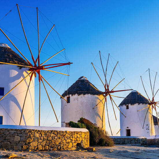 Windmühlen der Stadt Mykonos © aetherial - stock.adobe.com