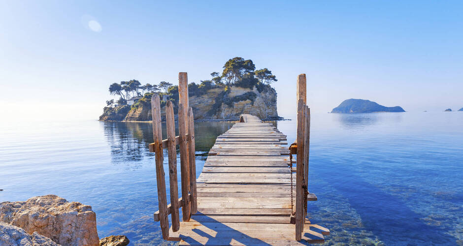 Fußgängerbrücke zur kleinen Atoll-Insel 