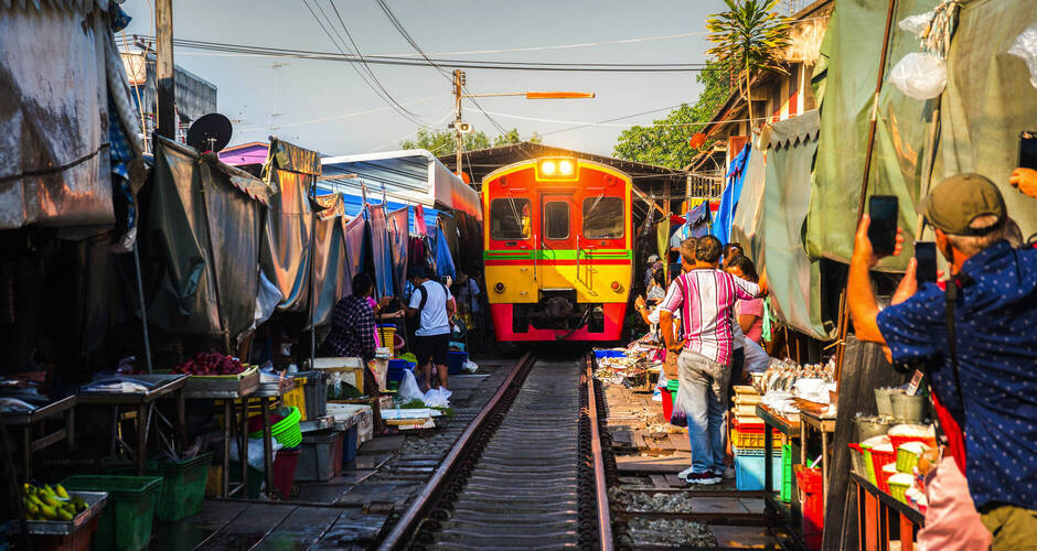 Bahnstrecke der Mae-Klong-Bahn im Südwesten von Bangkok © kaycco - stock.adobe.com