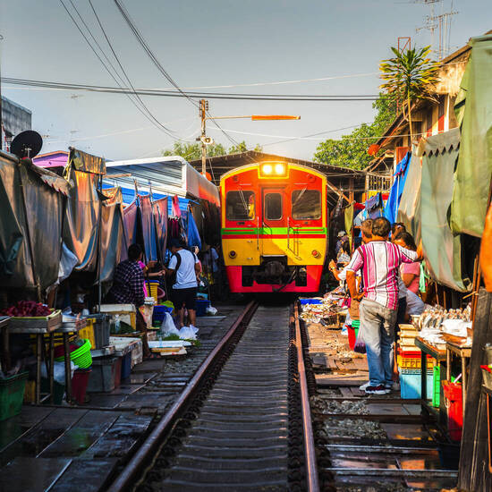 Bahnstrecke der Mae-Klong-Bahn im Südwesten von Bangkok © kaycco - stock.adobe.com