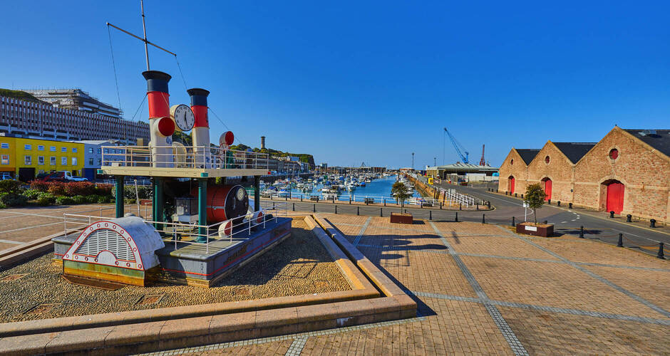 Bild des Hafens von St. Helier auf Jersey © Gary P le Feuvre - stock.adobe.com