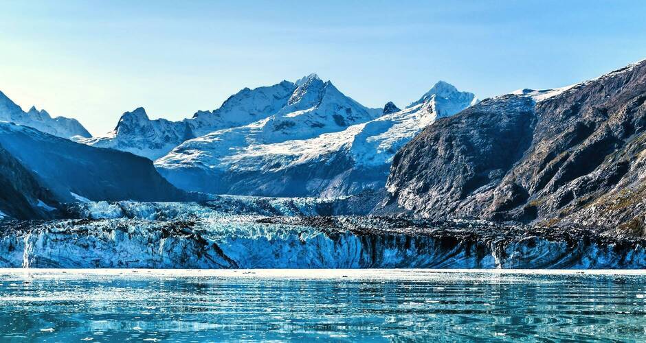 Panoramablick in der Glacier-Bucht vom Kreuzschiff, das in Richtung zum Johns Hopkins-Gletscher im Sommer in Alaska, USA kreuzt. Banner Panorama Ernte. © Maridav - stock.adobe.com