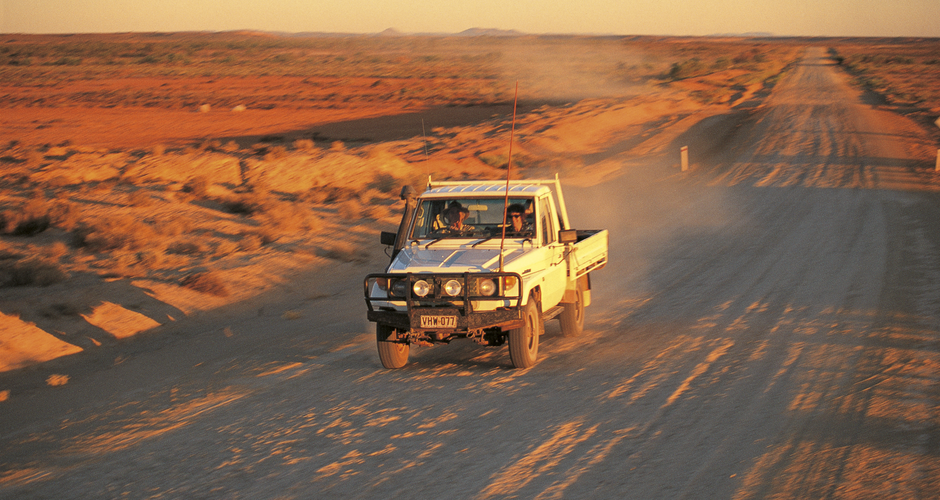 "Dirt Road" im Outback 