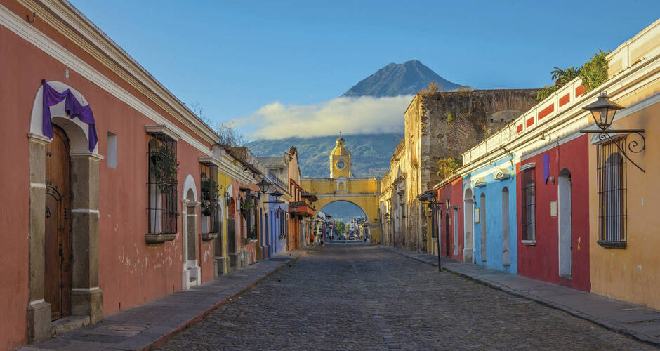 Unterwegs in Antigua mit Blick zum Vulkan Agua 
