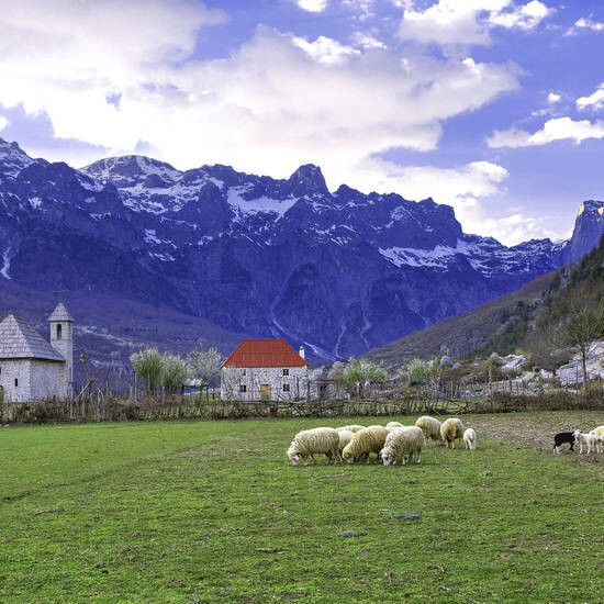 Blick auf das Dorf Theth in Nordalbanien 