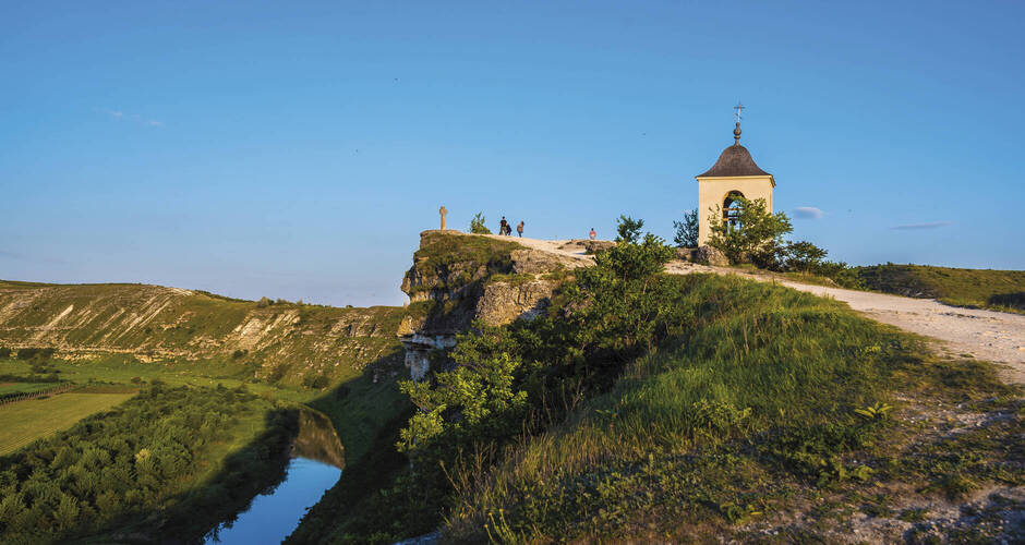 Felsenkloster von Orheil-Vechi über dem Fluss Reut 