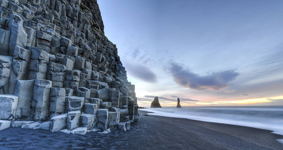 Basaltsäulen am Reynisfjara-Strand in Südisland 
